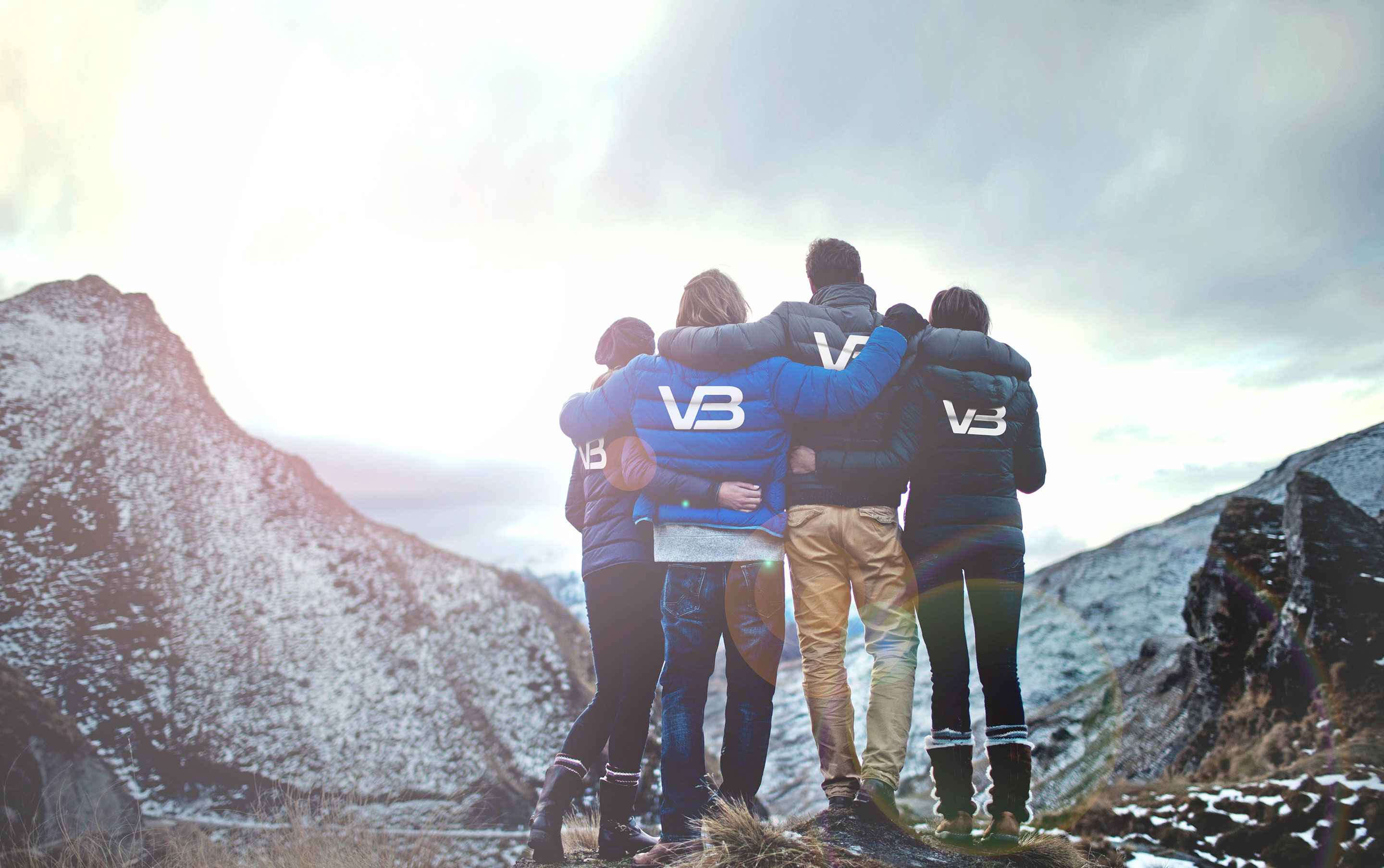 VB-rørleggere står samlet på et fjell og ser på utsikten