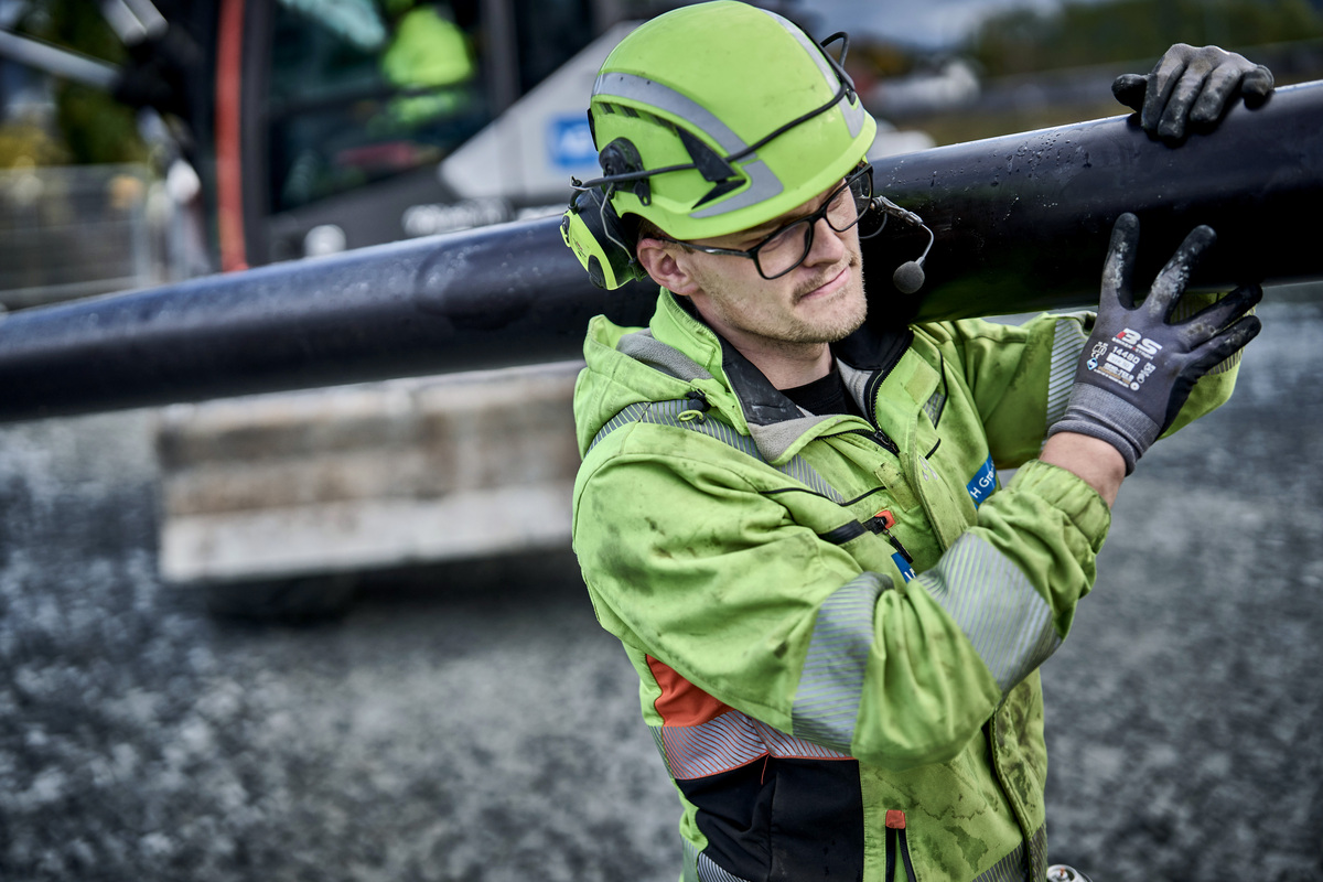 VB-rørlegger bærer et stort rør